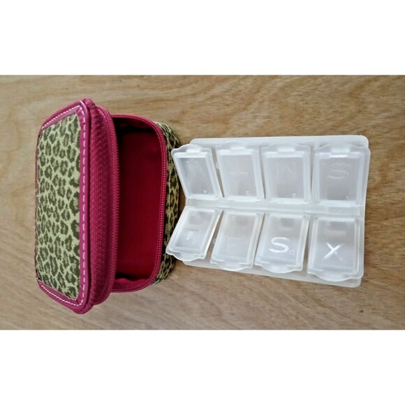 Fossil Travel Pill Case Organizer 8-Day Compartments Zipper Leopard Print NEW - Picture 2 of 10
